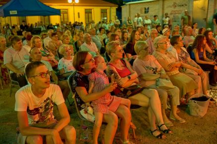 "Muzyka łączy pokolenia" - Teatr ES - VI Letniego Festiwalu pod muralem