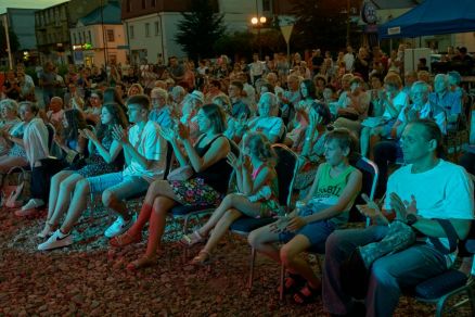 "Muzyka łączy pokolenia" - Teatr ES - VI Letniego Festiwalu pod muralem