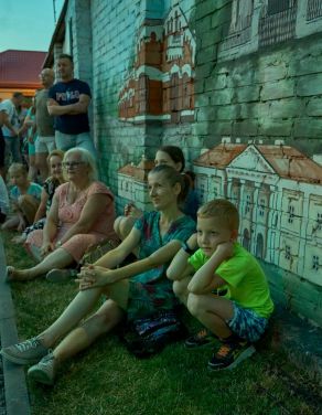 "Muzyka łączy pokolenia" - Teatr ES - VI Letniego Festiwalu pod muralem