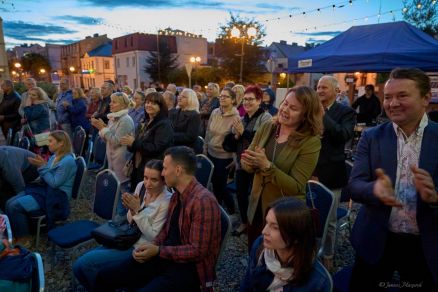 Ni pies, ni wydra, coś na kształt miłości - II Teatralne Spotkania pod muralem 