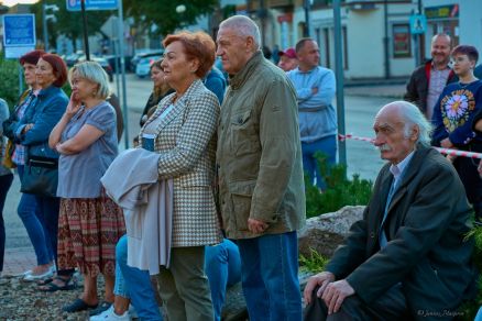 Ni pies, ni wydra, coś na kształt miłości - II Teatralne Spotkania pod muralem 