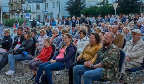 Ni pies, ni wydra, coś na kształt miłości - II Teatralne Spotkania pod muralem 