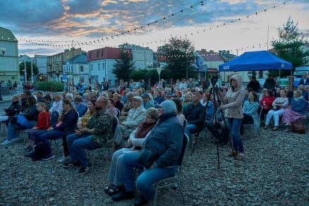 Ni pies, ni wydra, coś na kształt miłości - II Teatralne Spotkania pod muralem 