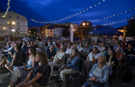 Spektakl "Poper" na scenie Teatralnych Spotkań pod muralem