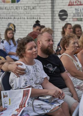 Kantata na cztery skrzydła na scenie Teatralnych Spotkań pod muralem