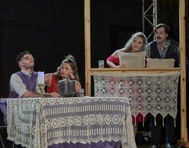 Spektakl "Poper" na scenie Teatralnych Spotkań pod muralem