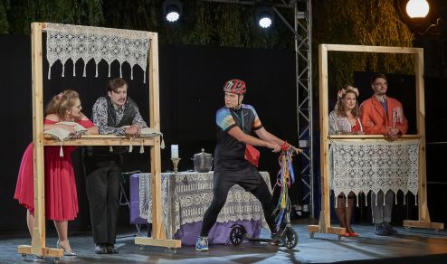 Spektakl "Poper" na scenie Teatralnych Spotkań pod muralem