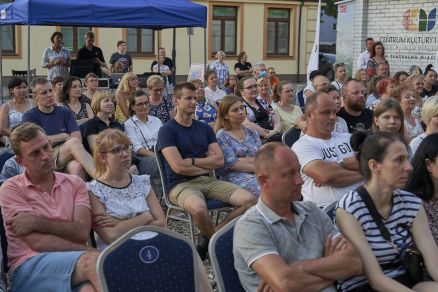 Kantata na cztery skrzydła na scenie Teatralnych Spotkań pod muralem