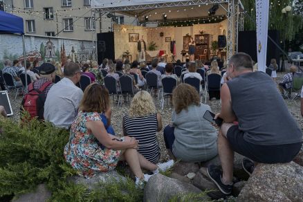 Kantata na cztery skrzydła na scenie Teatralnych Spotkań pod muralem