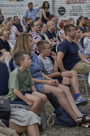 Kantata na cztery skrzydła na scenie Teatralnych Spotkań pod muralem