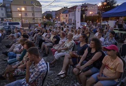 Kantata na cztery skrzydła na scenie Teatralnych Spotkań pod muralem