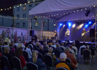 Pieśni i ballady Bułata Okudżawy na scenie V Letniego Festiwalu pod muralem