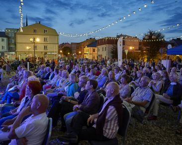 Pieśni i ballady Bułata Okudżawy na scenie V Letniego Festiwalu pod muralem