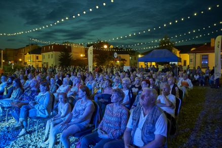 Pieśni i ballady Bułata Okudżawy na scenie V Letniego Festiwalu pod muralem