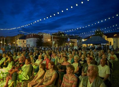 Pieśni i ballady Bułata Okudżawy na scenie V Letniego Festiwalu pod muralem