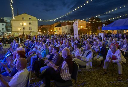 Pieśni i ballady Bułata Okudżawy na scenie V Letniego Festiwalu pod muralem