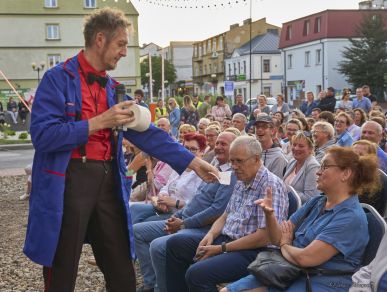 Wieczór bardzo komediowy - II Teatralne Spotkania pod muralem