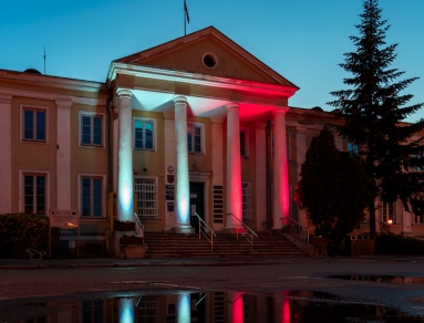 Patriotyczne iluminacje z okazji Dnia Flagi RP