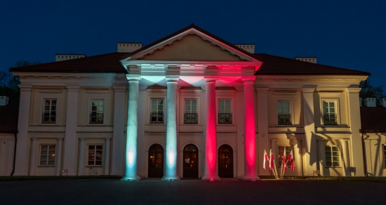 Patriotyczne iluminacje z okazji Dnia Flagi RP