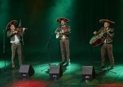 Mariachi Los Amigos na scenie Letniego Festiwalu pod muralem