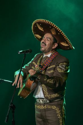 Mariachi Los Amigos na scenie Letniego Festiwalu pod muralem