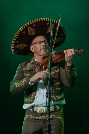 Mariachi Los Amigos na scenie Letniego Festiwalu pod muralem