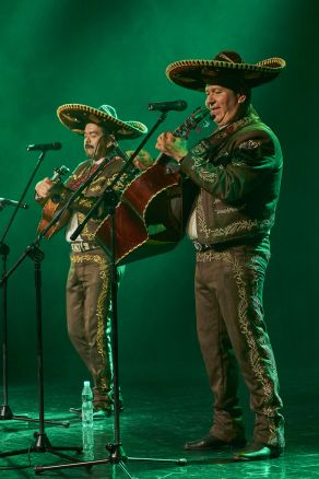 Mariachi Los Amigos na scenie Letniego Festiwalu pod muralem