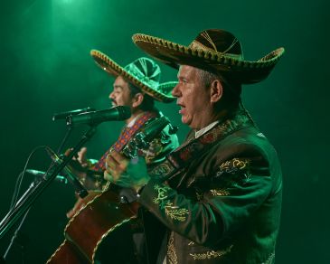 Mariachi Los Amigos na scenie Letniego Festiwalu pod muralem