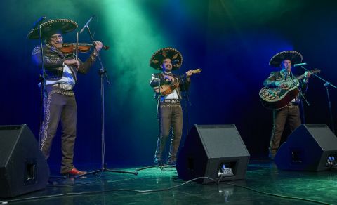 Mariachi Los Amigos na scenie Letniego Festiwalu pod muralem