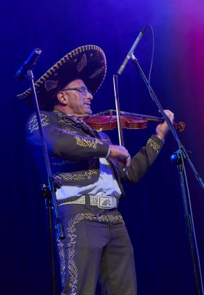 Mariachi Los Amigos na scenie Letniego Festiwalu pod muralem