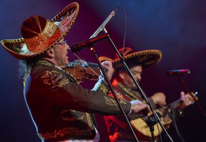 Mariachi Los Amigos na scenie Letniego Festiwalu pod muralem