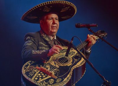 Mariachi Los Amigos na scenie Letniego Festiwalu pod muralem