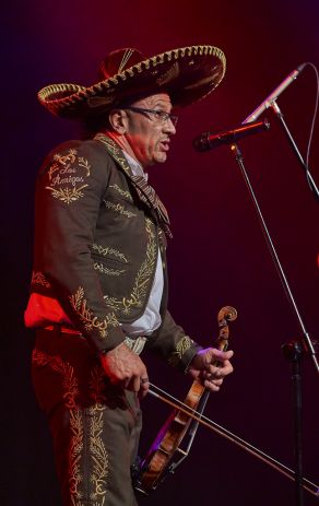 Mariachi Los Amigos na scenie Letniego Festiwalu pod muralem