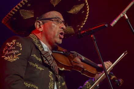 Mariachi Los Amigos na scenie Letniego Festiwalu pod muralem