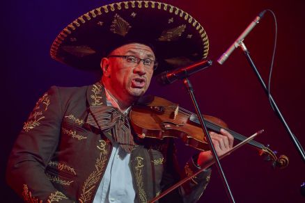 Mariachi Los Amigos na scenie Letniego Festiwalu pod muralem