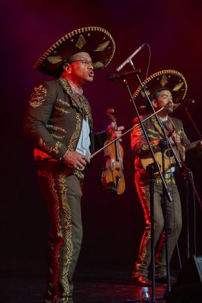 Mariachi Los Amigos na scenie Letniego Festiwalu pod muralem