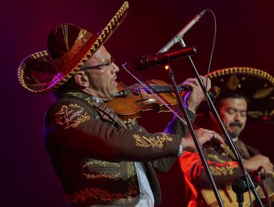 Mariachi Los Amigos na scenie Letniego Festiwalu pod muralem