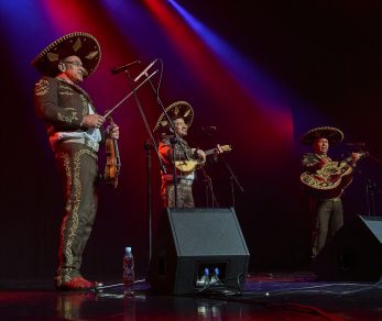 Mariachi Los Amigos na scenie Letniego Festiwalu pod muralem