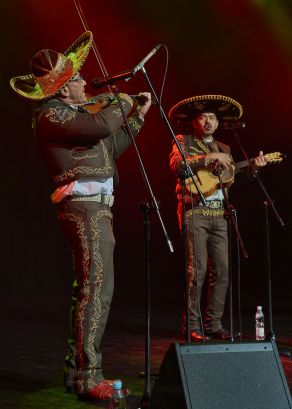 Mariachi Los Amigos na scenie Letniego Festiwalu pod muralem