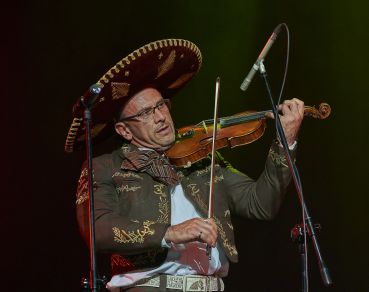 Mariachi Los Amigos na scenie Letniego Festiwalu pod muralem