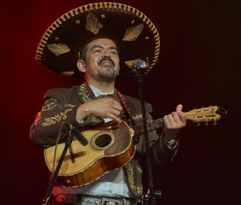 Mariachi Los Amigos na scenie Letniego Festiwalu pod muralem