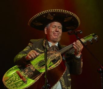 Mariachi Los Amigos na scenie Letniego Festiwalu pod muralem