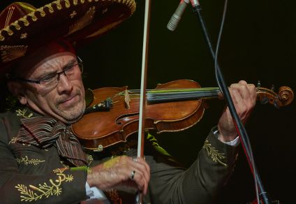 Mariachi Los Amigos na scenie Letniego Festiwalu pod muralem