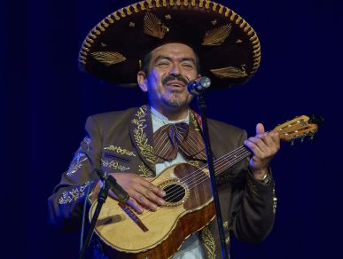 Mariachi Los Amigos na scenie Letniego Festiwalu pod muralem