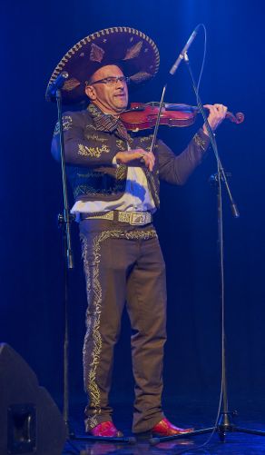 Mariachi Los Amigos na scenie Letniego Festiwalu pod muralem