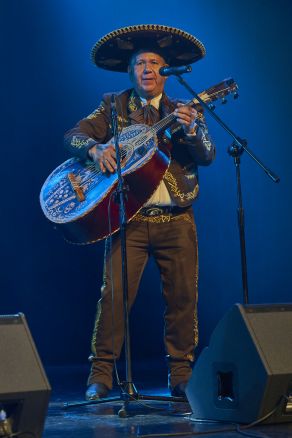 Mariachi Los Amigos na scenie Letniego Festiwalu pod muralem