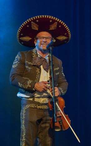 Mariachi Los Amigos na scenie Letniego Festiwalu pod muralem