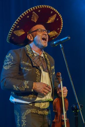 Mariachi Los Amigos na scenie Letniego Festiwalu pod muralem