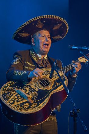 Mariachi Los Amigos na scenie Letniego Festiwalu pod muralem