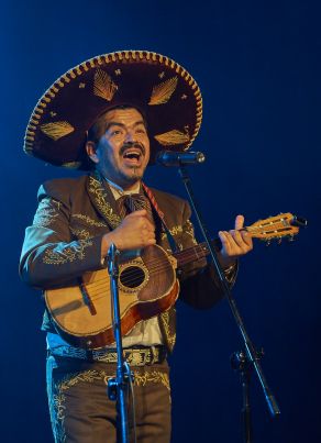 Mariachi Los Amigos na scenie Letniego Festiwalu pod muralem